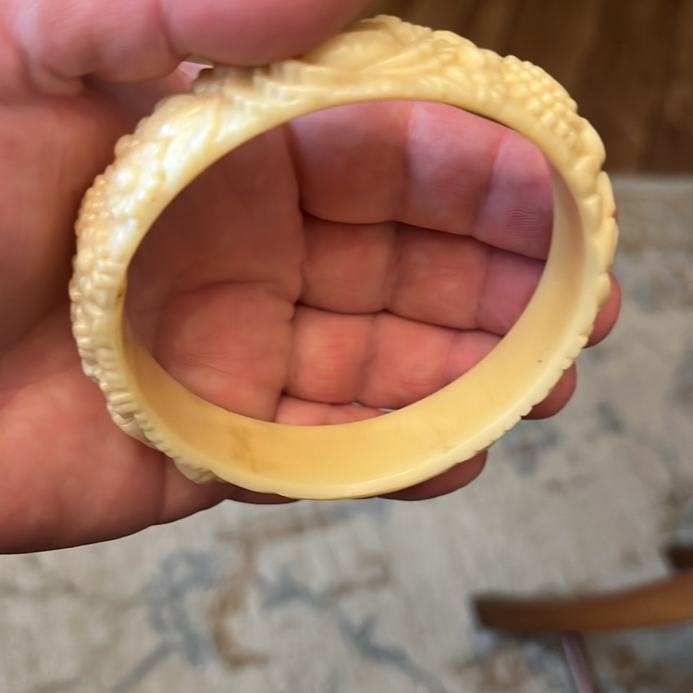 Celluloid floral design bangle bracelet - Picture 3 of 3